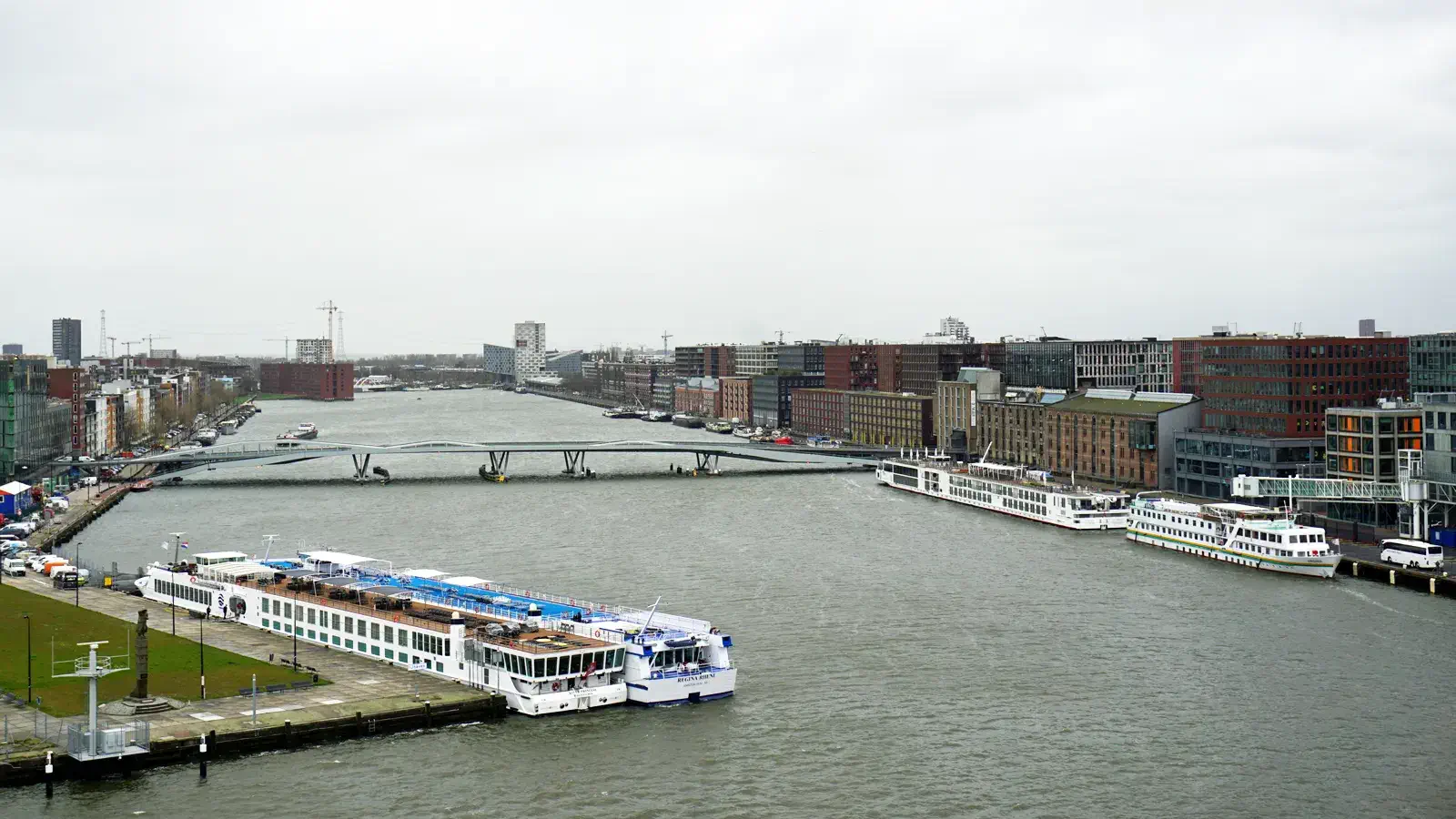 Widok na część portu w Amsterdamie