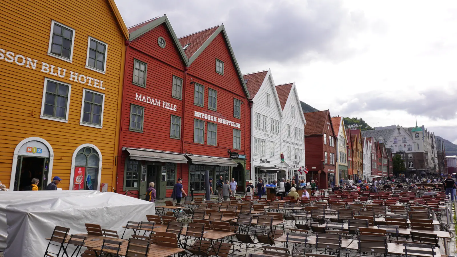Bryggen, stara dzielnica portowa w Bergen, zachwyca kolorowymi drewnianymi domami i swoją historią jako centrum handlowe Ligi Hanzeatyckiej.