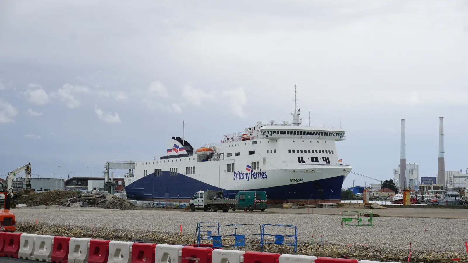 Prom Prom Brittany Ferries Etretat w porcie w Hawrze.