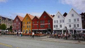 Bryggen w Bergen to historyczna dzielnica portowa z kolorowymi drewnianymi domami, wpisana na Listę Światowego Dziedzictwa UNESCO i znana ze swojej hanzeatyckiej historii.