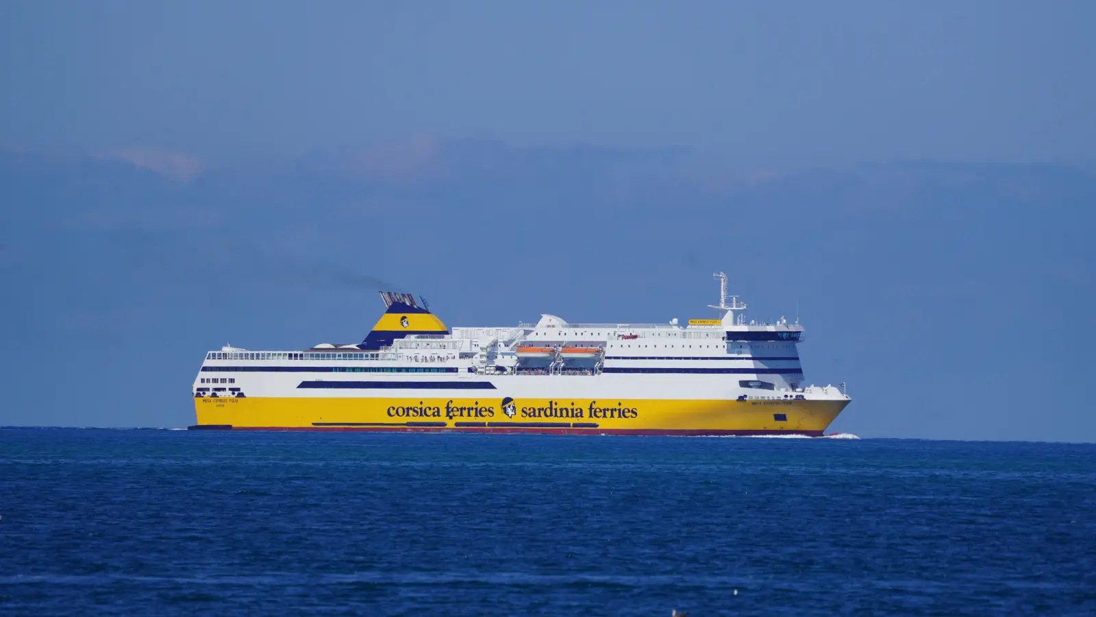 Prom Mega Express Four firmy Corsica Ferries kursuje między Savoną, Bastią i Livorno.