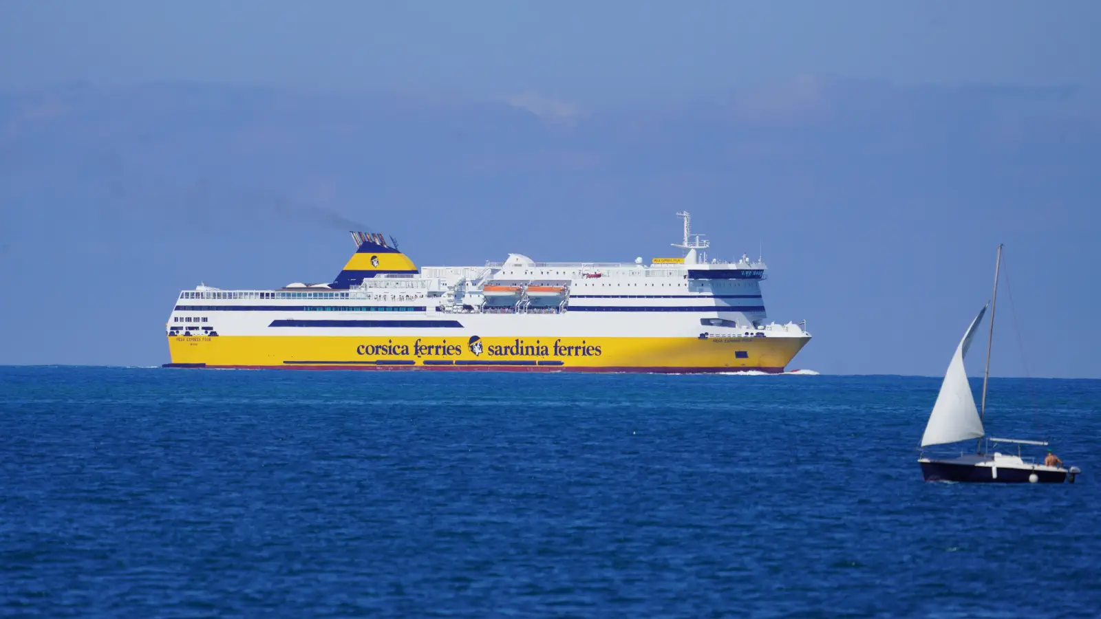 Prom Mega Express Four z Corsica Ferries na trasie do Livorno.