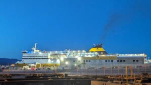 Terminal promowy Corsica Ferries Sardinia Ferries w Savonie. W tle prom Mega Express Four należący do Corsica Ferries.