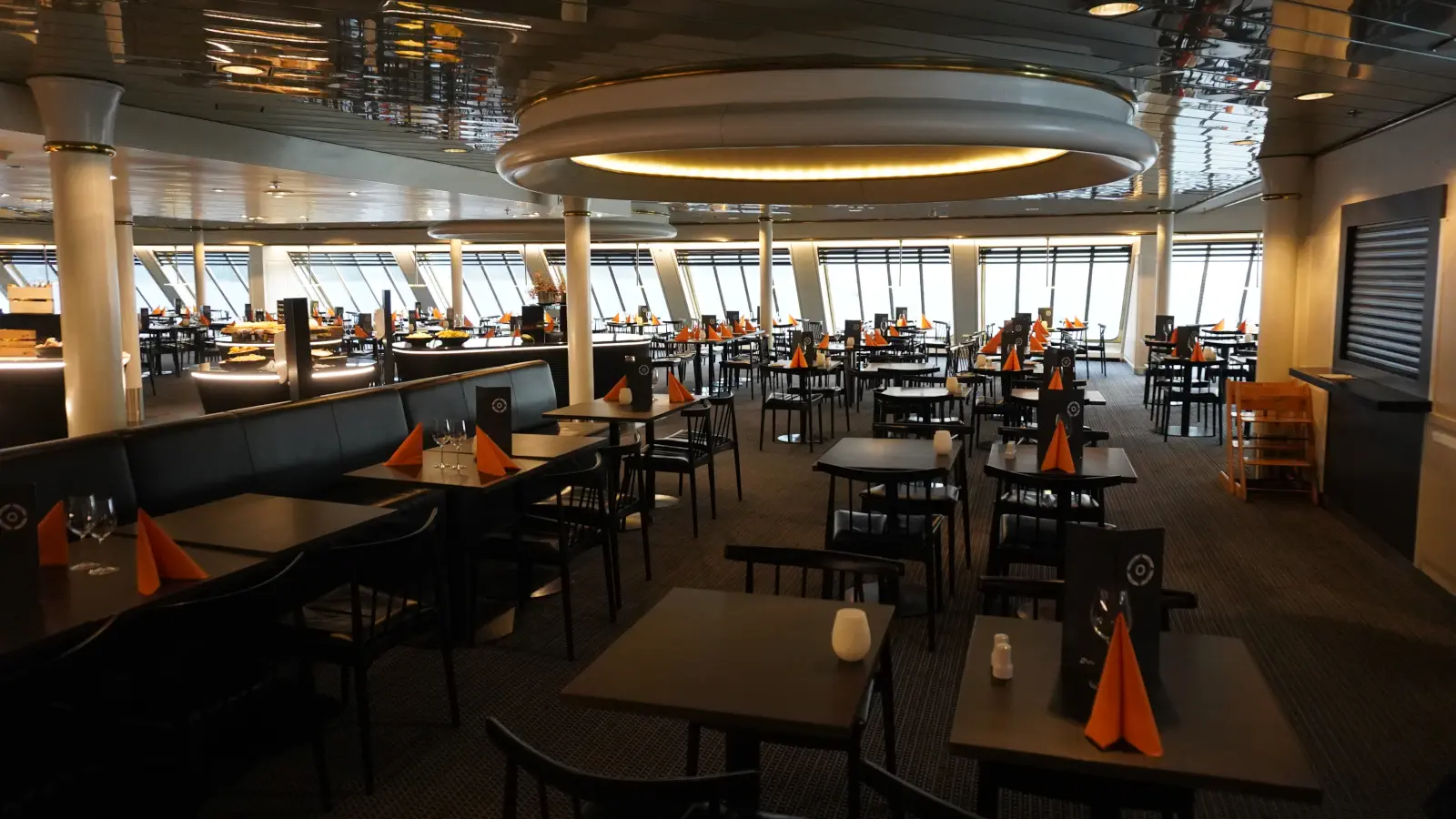 Prom Widok na restaurację bufetową na statku DFDS Crown Seaways.