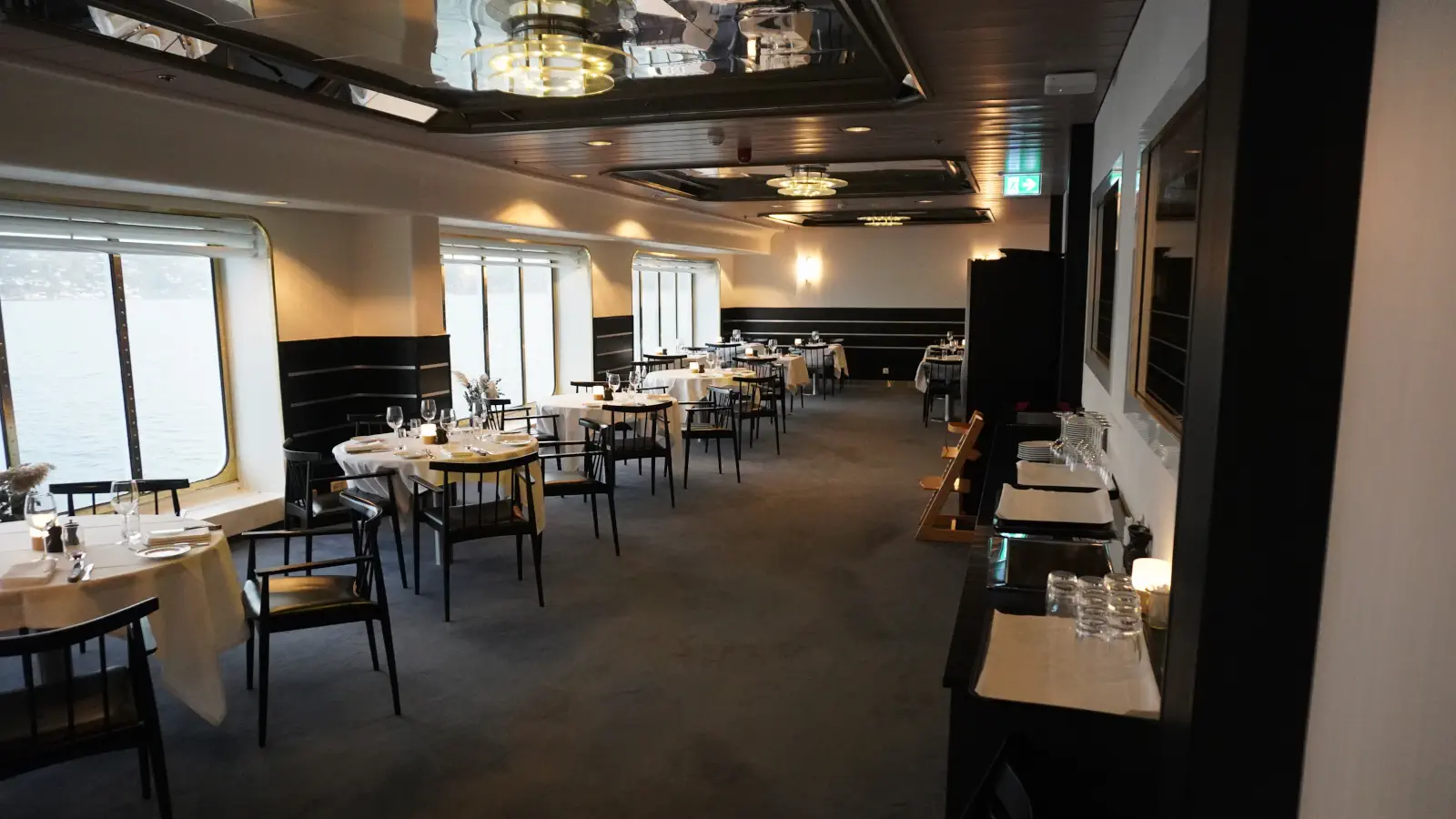 Prom Restauracja Explorer na statku DFDS Crown Seaways.