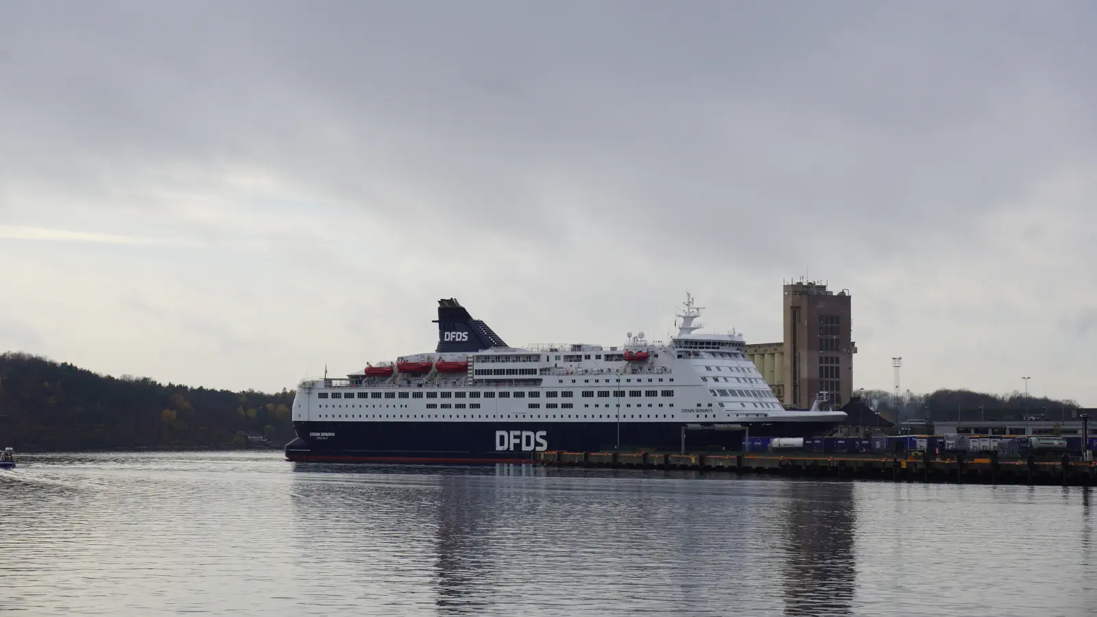 Prom DFDS Crown Seaways na przystani promowej w Oslo.