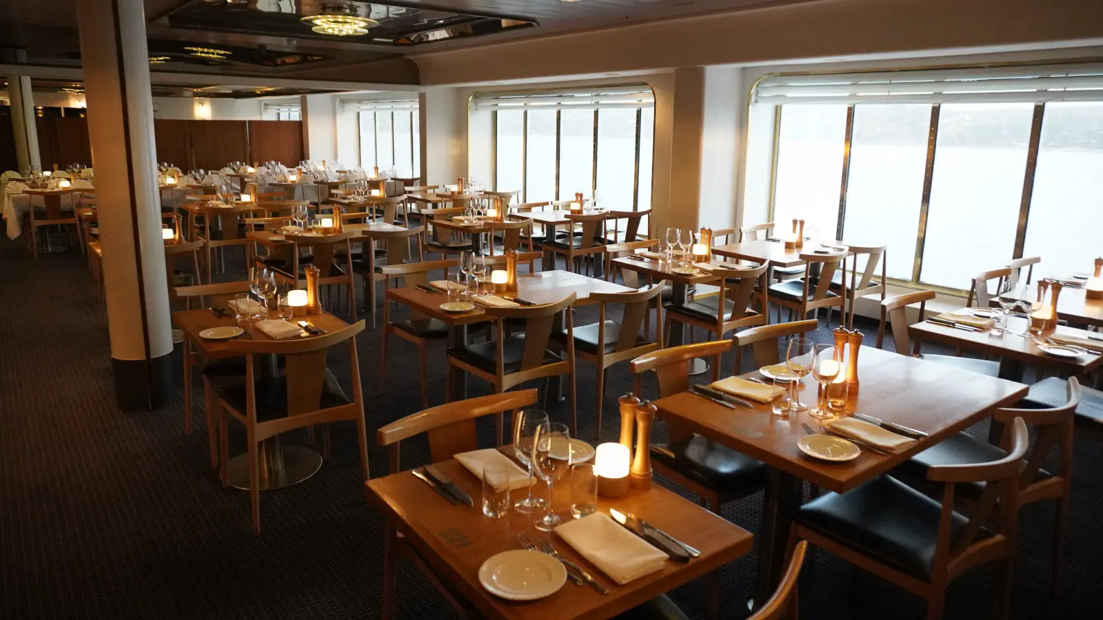 Prom Widok na jedną z restauracji na statku DFDS- Crown Seaways podczas rejsu z Kopenhagi przez Frederikshavn do Oslo.