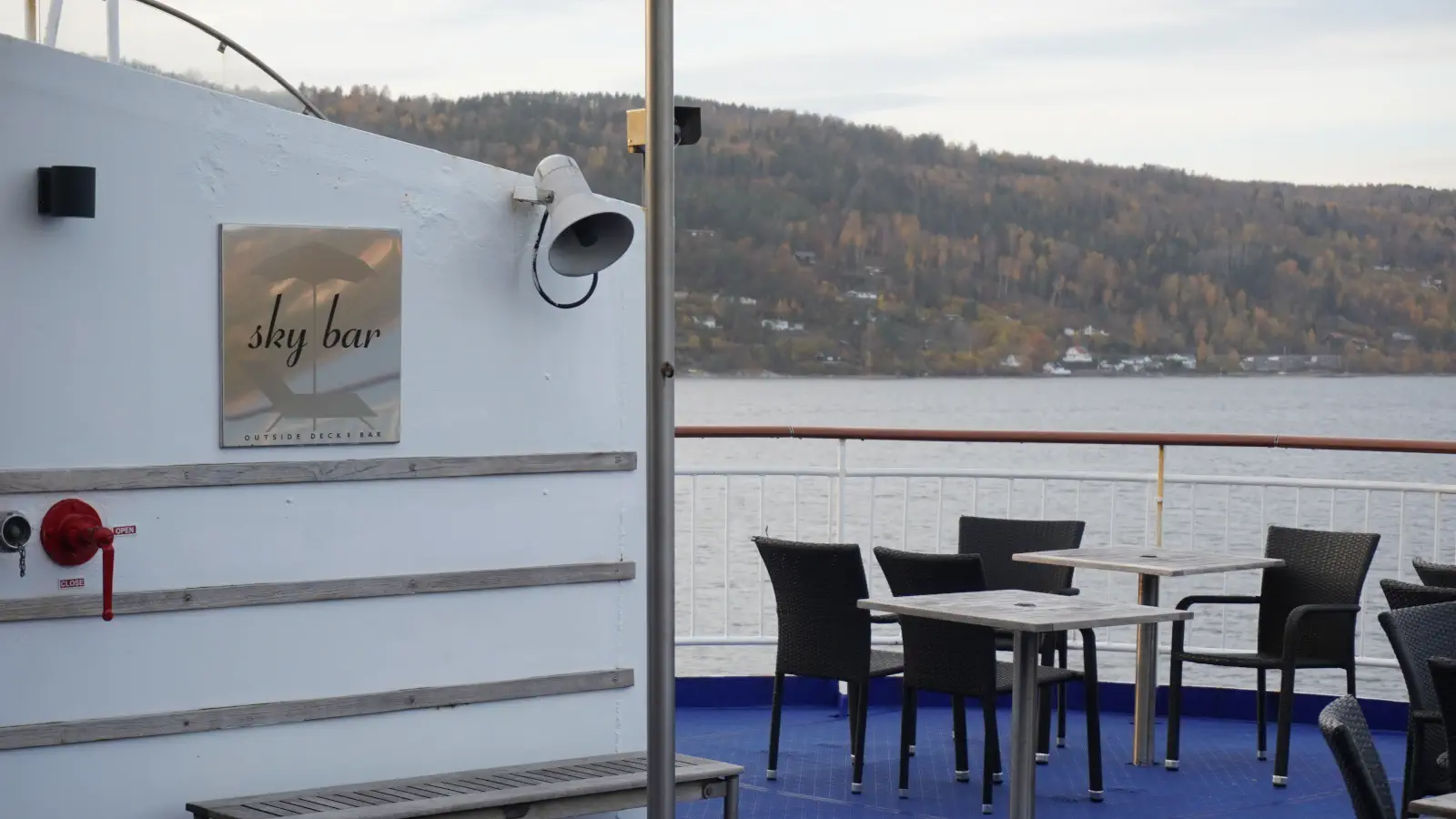Sky Bar na rufie statku DFDS Crown Seaways. Tutaj możesz się zrelaksować i podziwiać widok na morze.