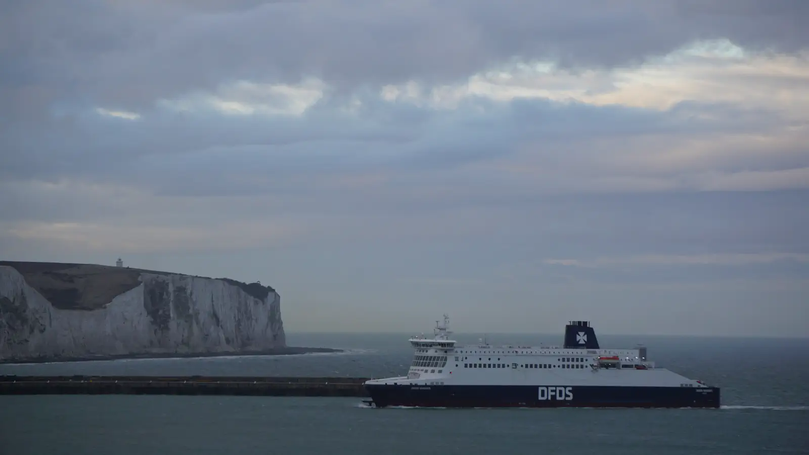 Prom DFDS Dover Seaways wpływający do portu promowego w Dover.