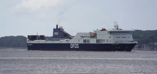 Prom Statek DFDS Seaways wpływa do portu w Kiel.
