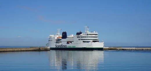 Prom Scandlines MS Deutschland wypływa z portu Puttgarden na wyspie Fehmarn.