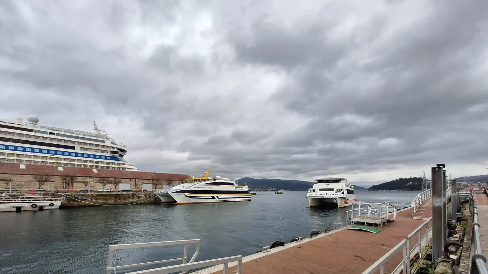 Promy do wysp Cies w porcie Vigo.