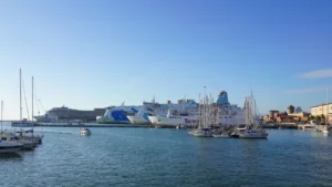 Promy z Moby Lines i Toremar w porcie Livorno.