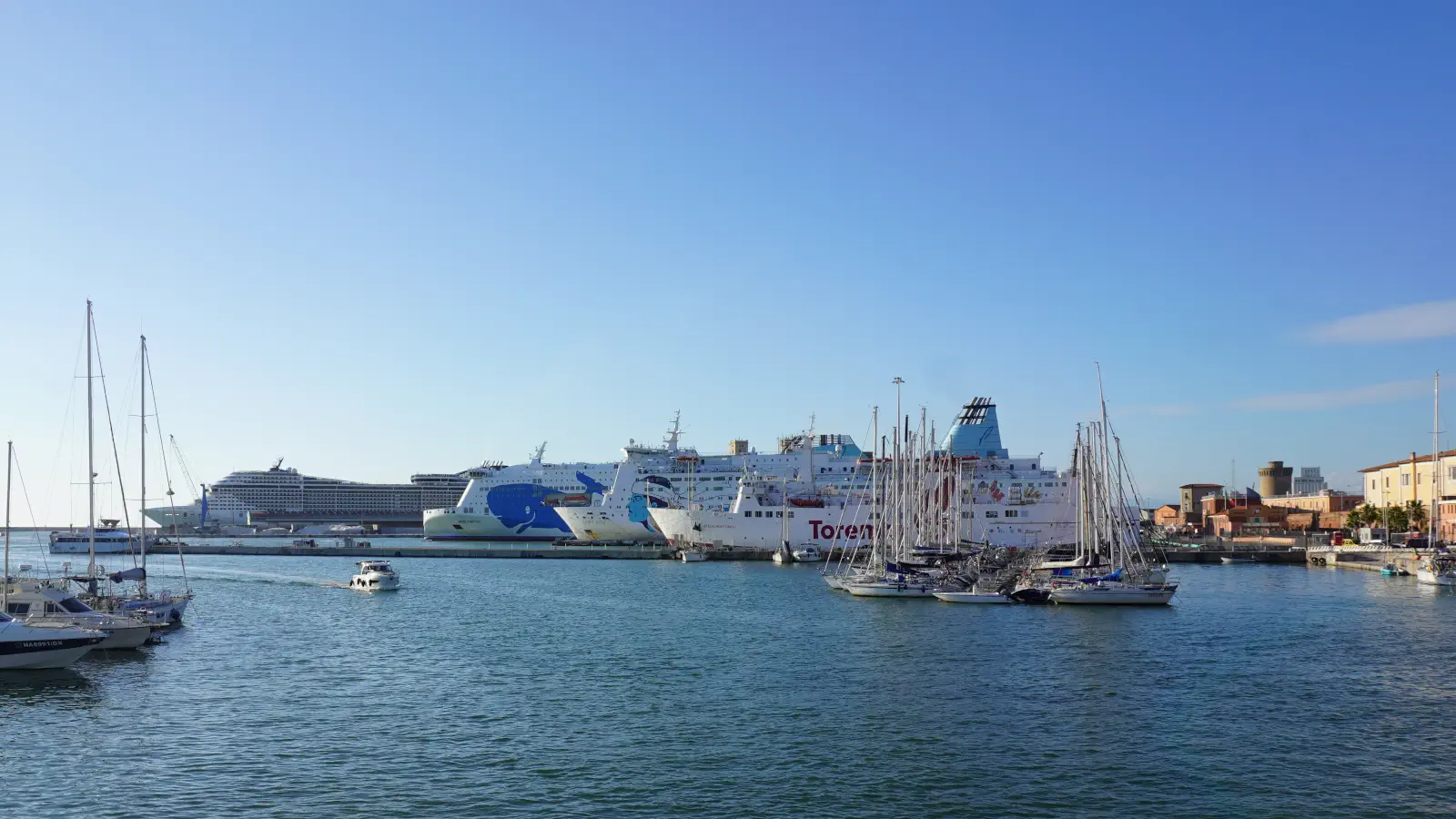 Promy z Moby Lines i Toremar w porcie Livorno.