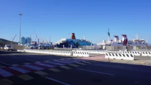 Piombino Widok na doki promowe w porcie Piombino. Stąd odpływają Promy do Elby, Korsyki, Pianosy i Sardynii.