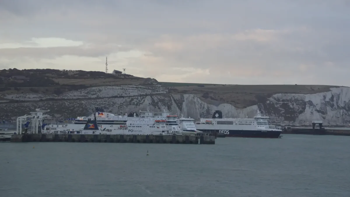 Promy DFDS i P&O Ferries w porcie promowym w Dover.