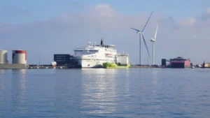 Hirtshals Smyril Line Fjord Line Promy Norröna i Fjord FSTR odpływają z portu w Hirtshals.