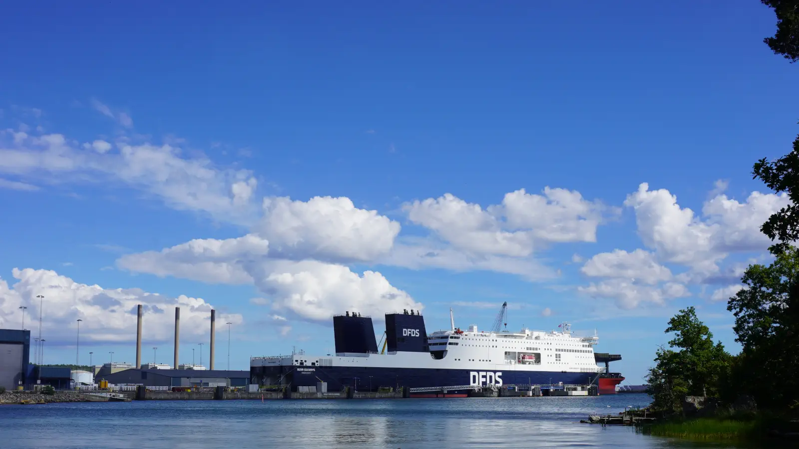 Prom Statek DFDS Aura Seaways zacumowany jest w porcie w Karlshamn.
