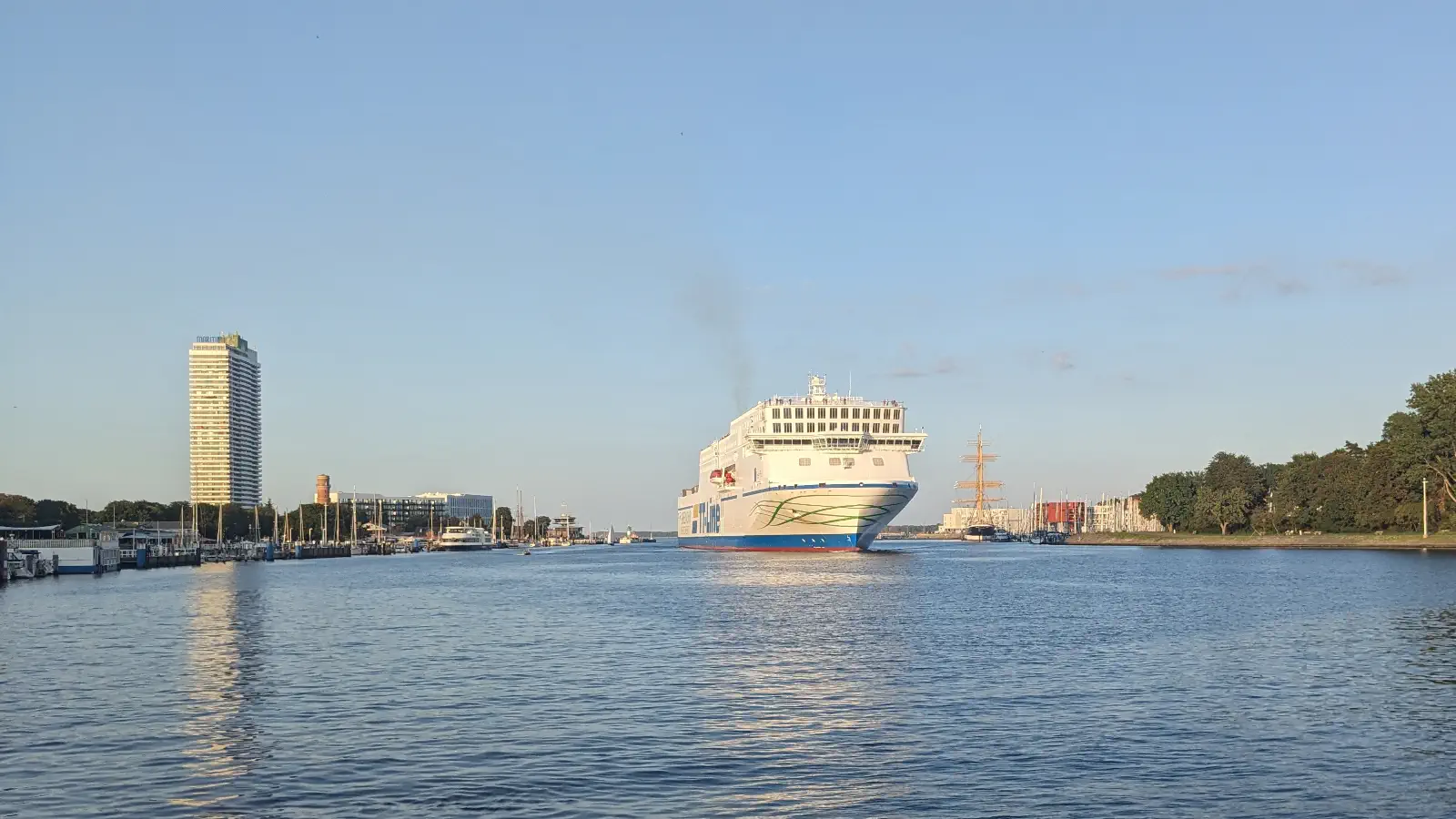 Travemünde Prom TT-LineWejście do portu z przypływającym Piotrusiem Panem.