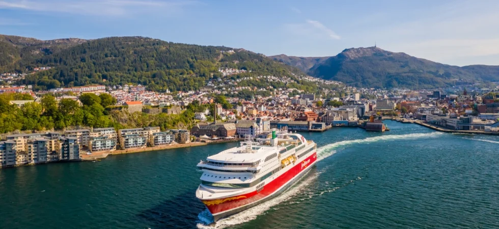 Fjord Line Prom MS Bergensfjord pływa z Hirtshals przez Kristiansand i Stavanger do Bergen.