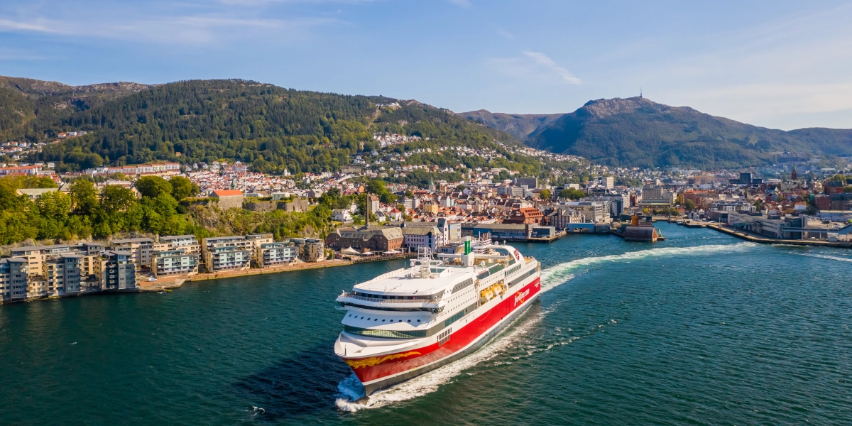 Fjord Line Prom MS Bergensfjord płynie z Hirtshals przez Kristiansand i Stavanger do Bergen.