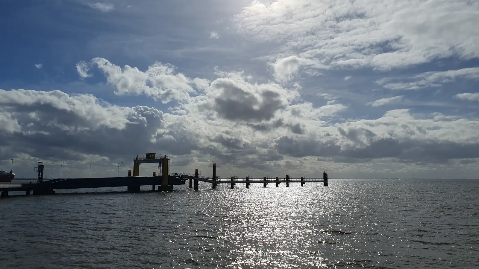 Z terminalu promowego FRS Helgoline w Brunsbüttel kontynuuj podróż przez Cuxhaven do Helgoland lub z powrotem do Hamburga.