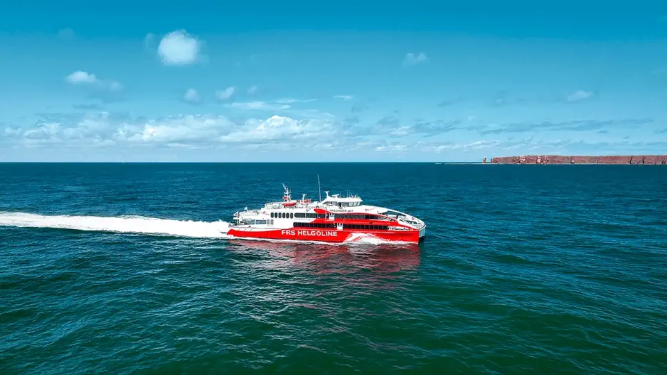 FRS Helgoline Halunder Jet u wybrzeży wyspy Helgoland. Źródło: FRS Helgoline