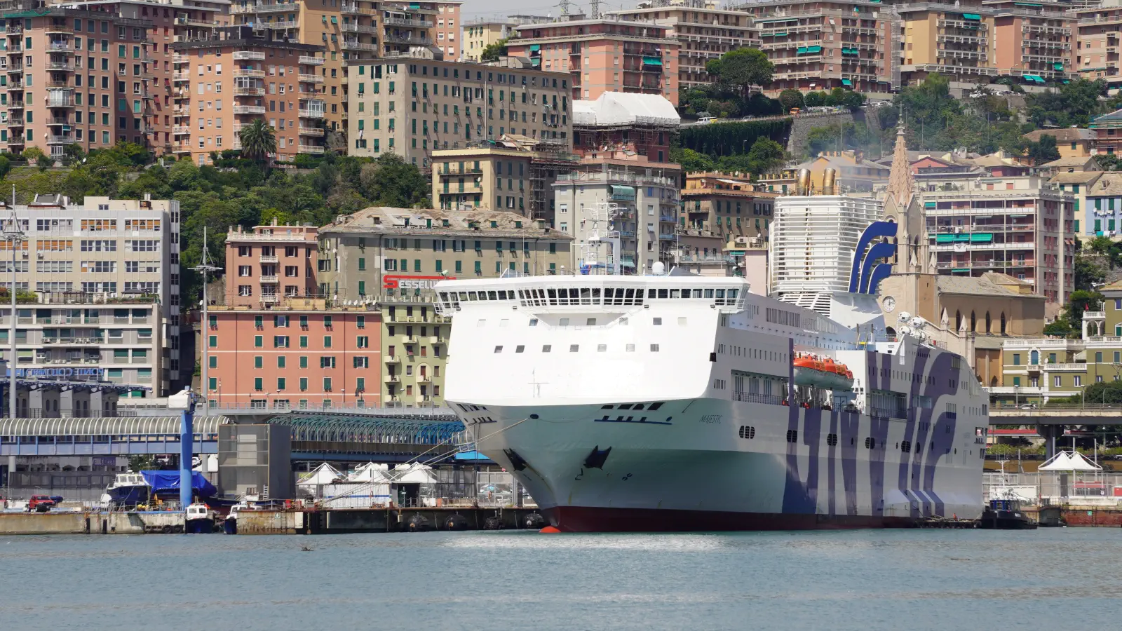 Die GNV Fähre Majestic im Hafen von Genua.