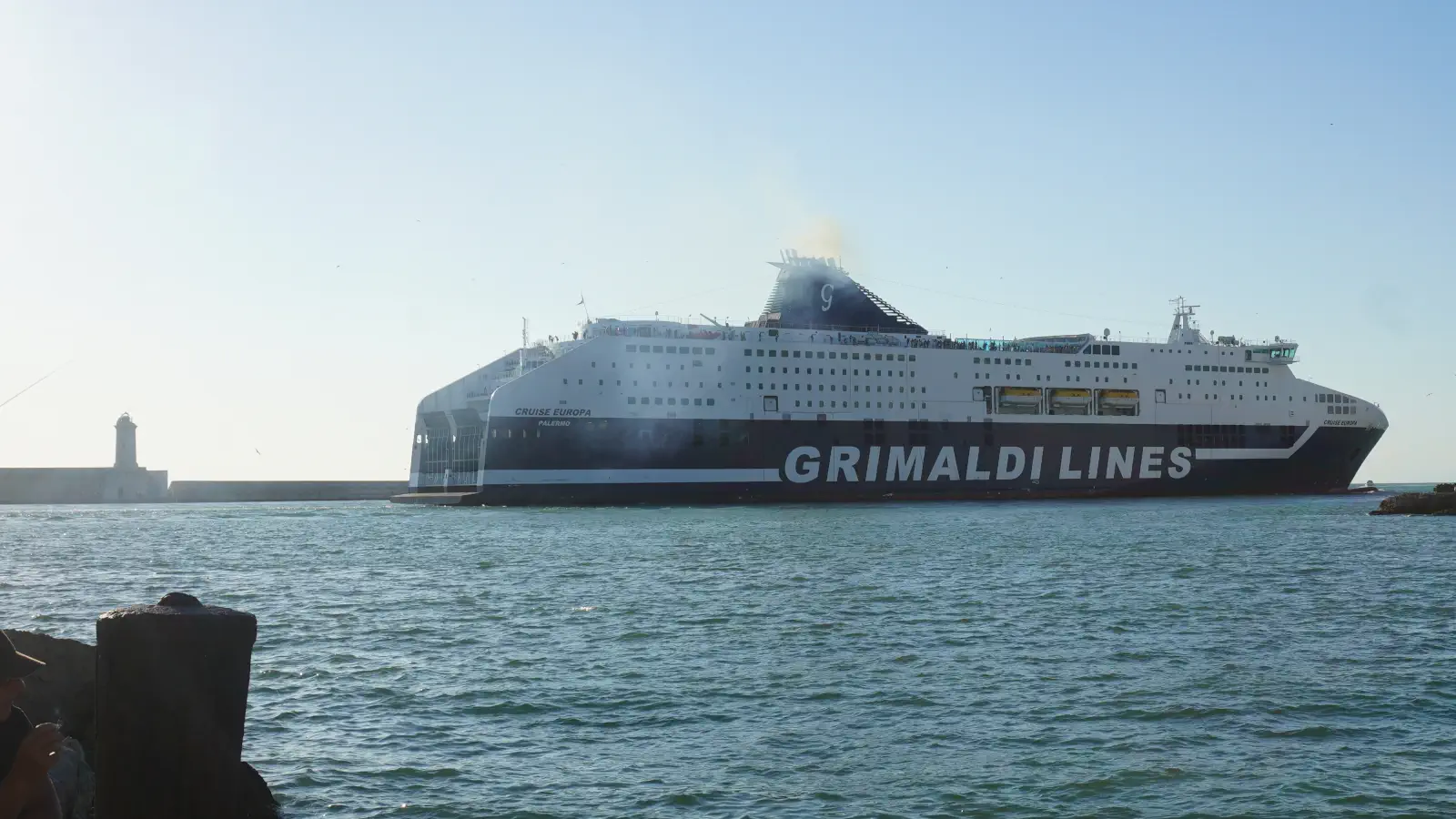 Prom Grimaldi Lines MV Cruise Europa pływa między Livorno a Olbią na Sardynii. Prom właśnie wpływa do portu w Livorno. 