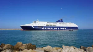 Grimaldi Lines Prom Grimaldi Lines MV Cruise Sardegna kursuje między Livorno a Olbią na wyspie Sardynia.