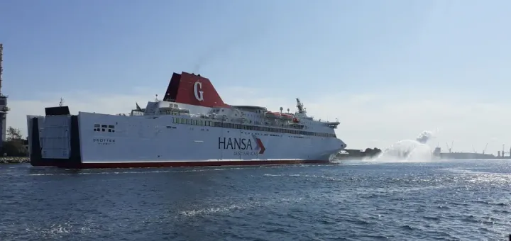 MS Drotten z Hansa Destinations przybywa do portu w Rostocku