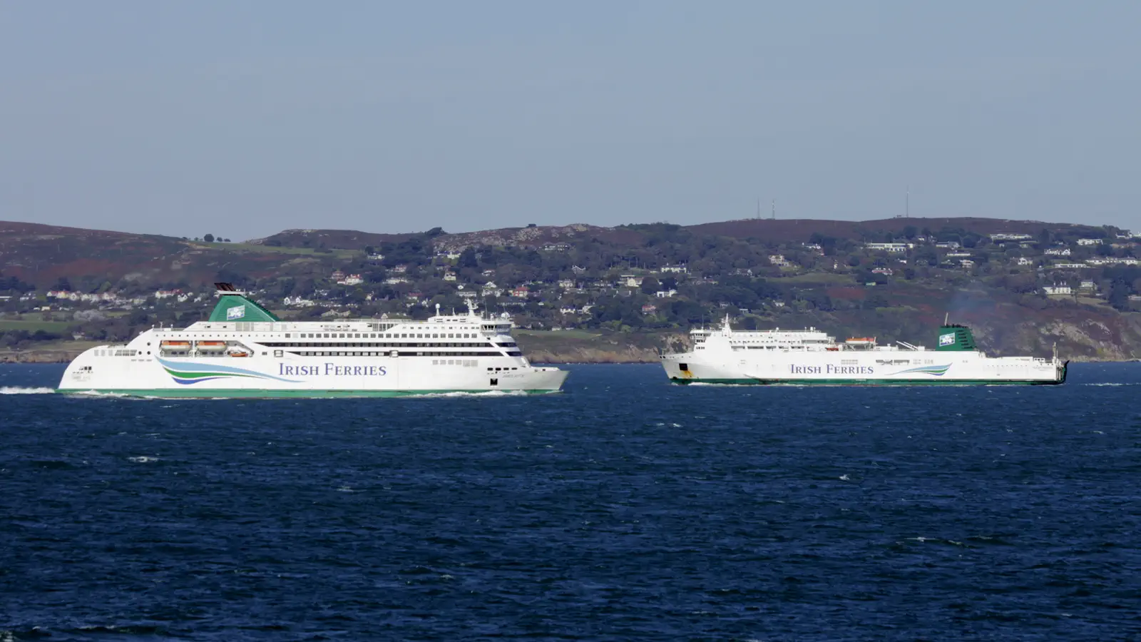 Promy James Joyce i Isle of Inishmore należące do Irish Ferries kursują między Irlandią a Anglią.