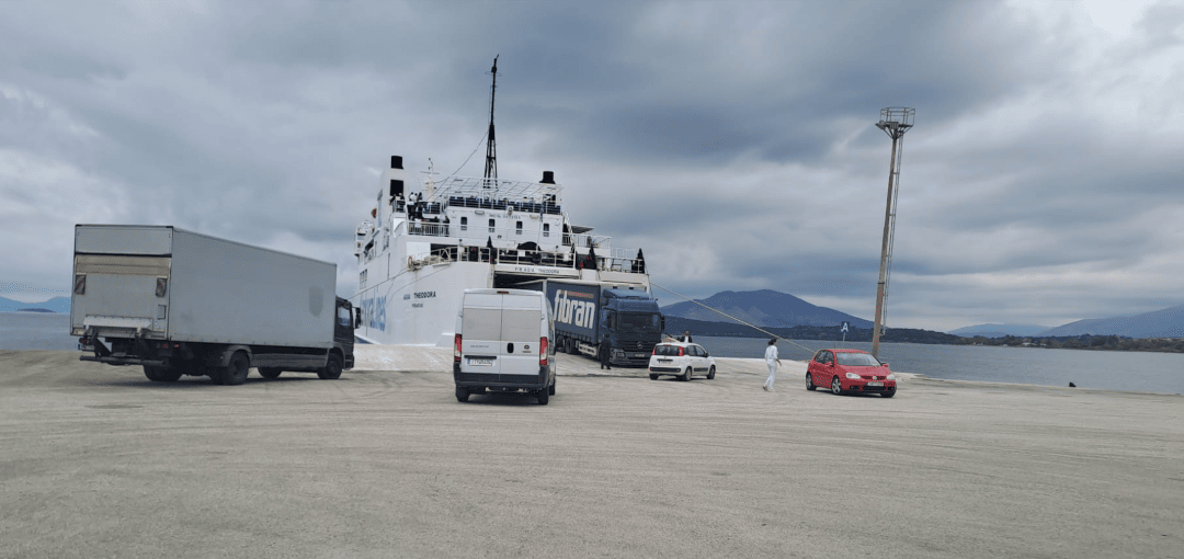 Prom Linie Agia Theodora of Kerkyra w porcie Igoumenitsa przed wypłynięciem do Korfu.