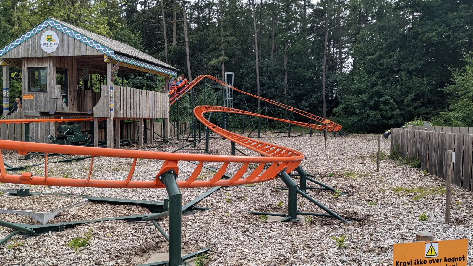 Eine kleine Achterbahn im Knuthenborg Safaripark bringt Freude bei kleinen und großen Besuchern.