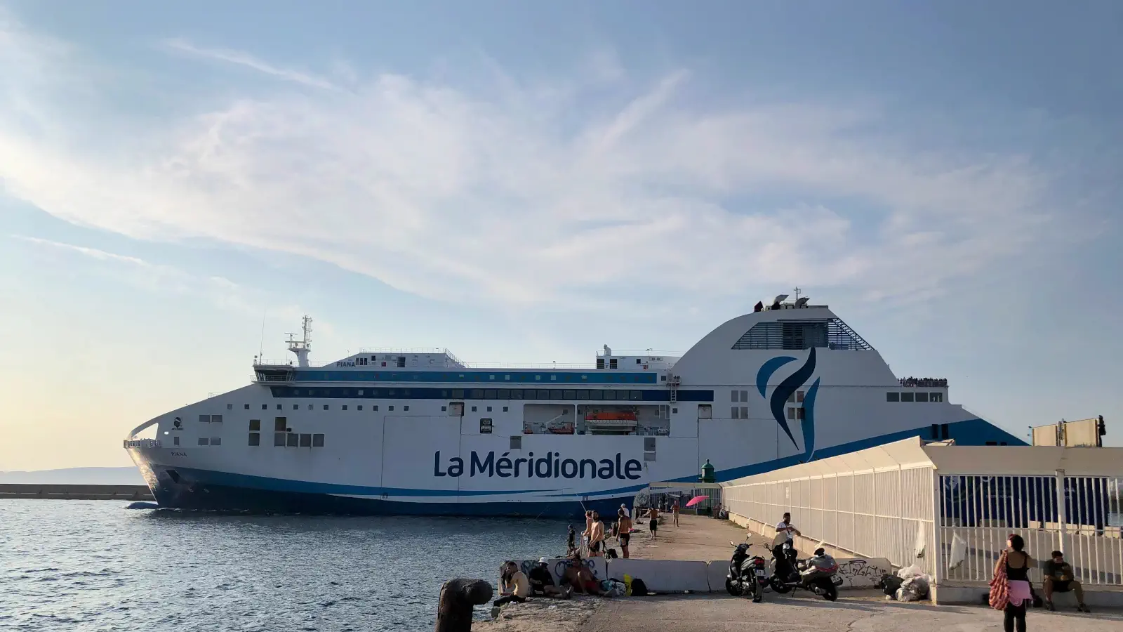 Prom La Meridionale Piana opuszcza port w Marsylii i kieruje się do Ajaccio na Korsyce.