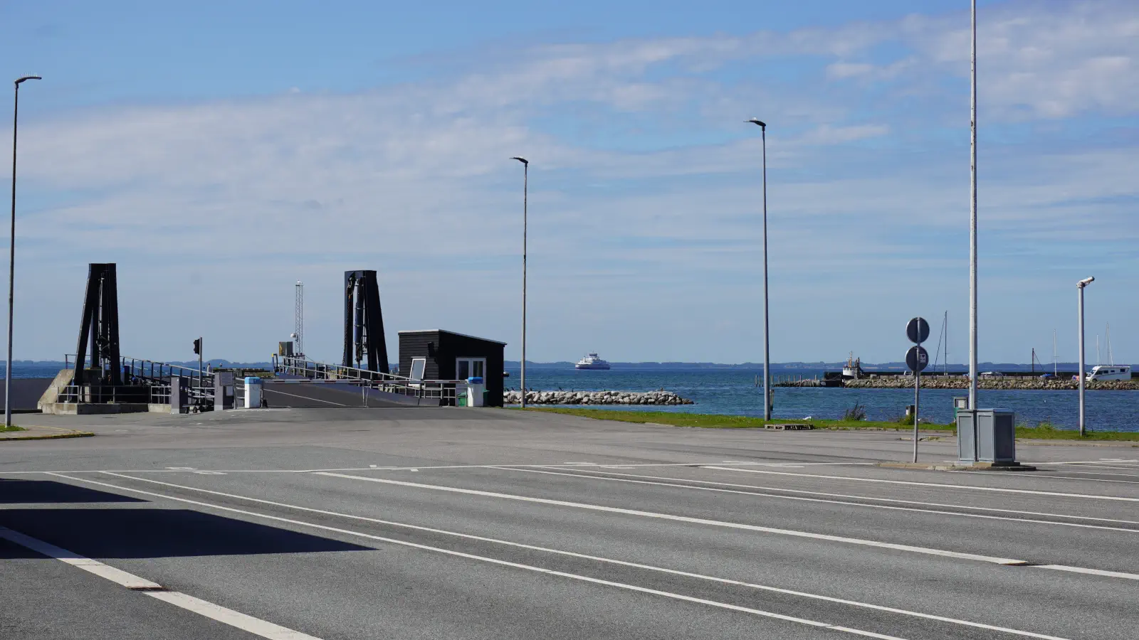 Promy Prom do Spodsbjerg na wyspie Lolland odpływa z terminalu promowego w Tårs.