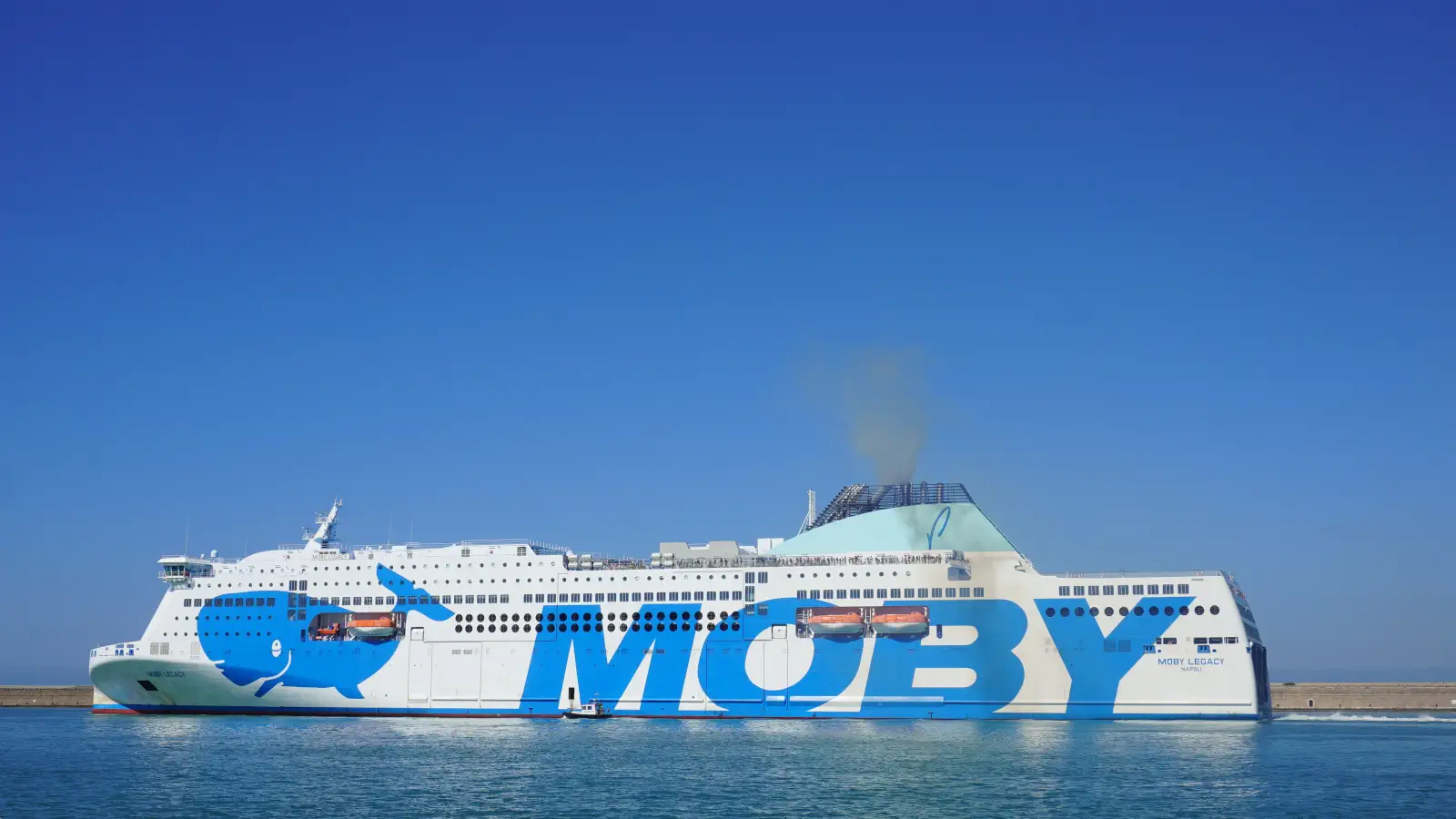 Prom Moby Lines Moby Legacy wypływa z portu w Livorno na Olbię na Sardynii.
