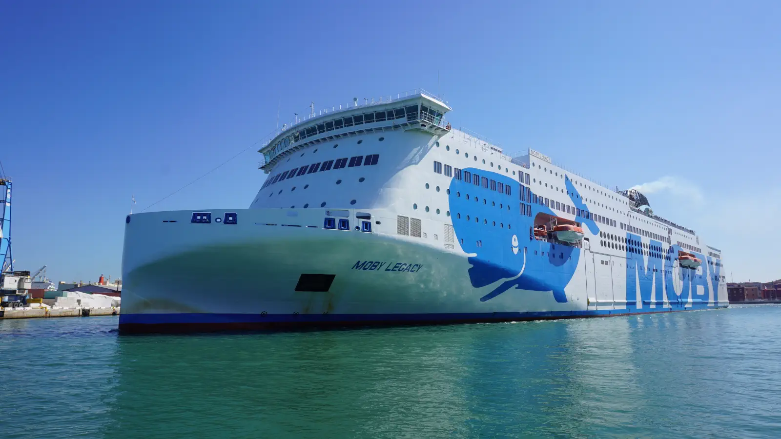 Prom Moby Lines Moby Legacy kursuje między Livorno a Olbią.