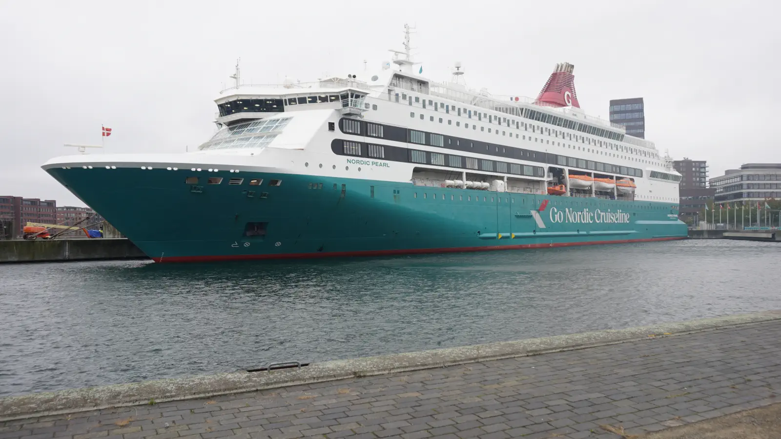Prom wycieczkowy „Nordic Pearl” należący do linii Go Nordic Cruiseline w Kopenhadze.