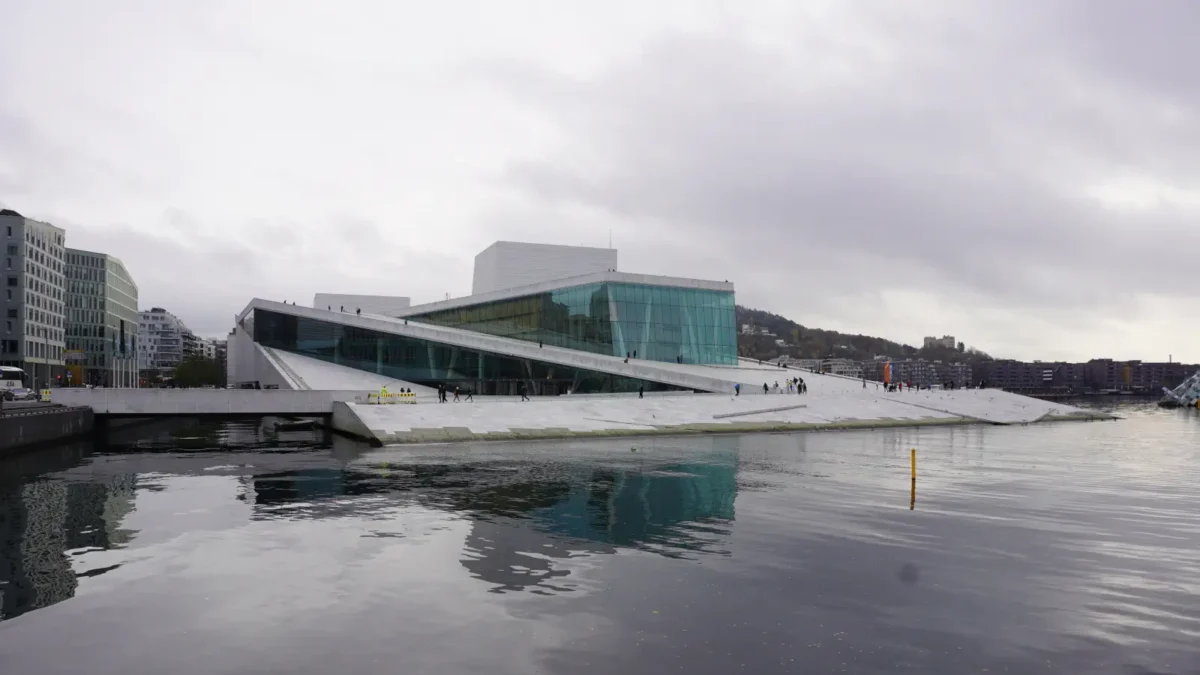 Widok na budynek opery w Oslo.