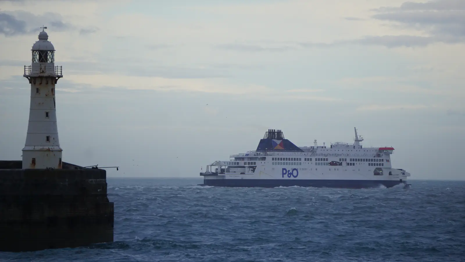 Prom Prom P&O Pride of Canterbury opuszcza port promowy w Dover.
