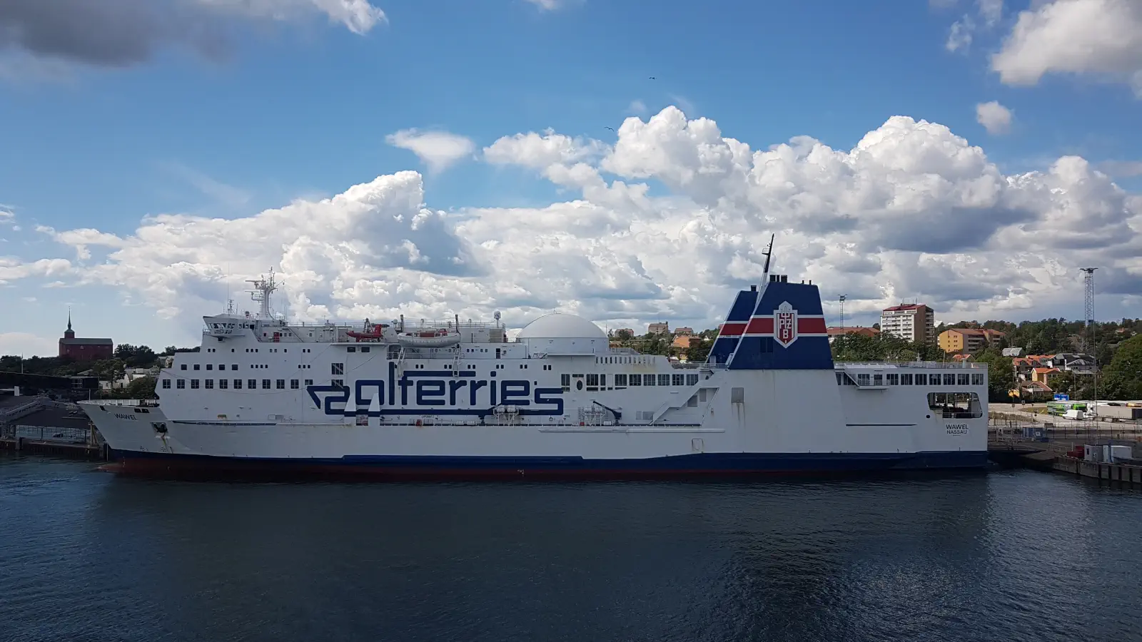 Prom Polferries Wawel znajduje się przy terminalu promowym w porcie Nynasham.