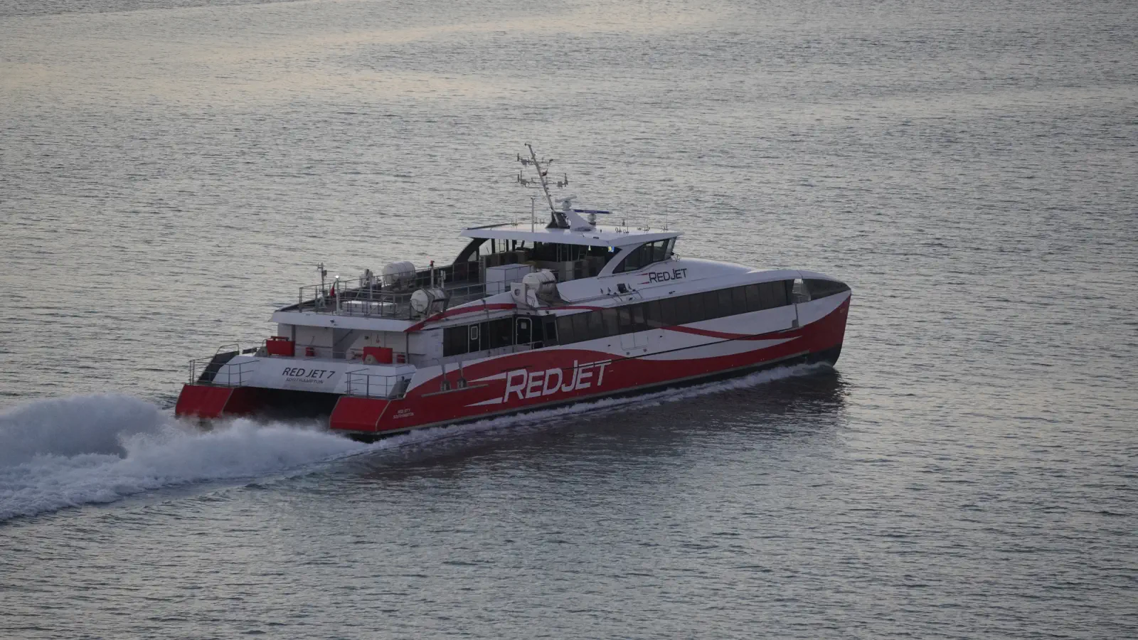 Prom Red Jet 7 od Red Funnel kursuje między Southampton a West Cowes na wyspie Wight.