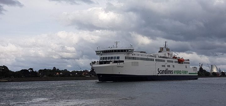 Scandlines Prom Kopenhaga opuszczający port w Rostocku