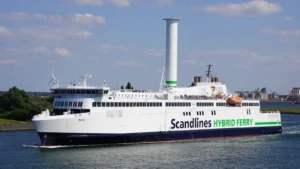 Scandlines Scandlines Prom hybrydowy Berlin wypływa z portu w Rostocku do Gedser w Danii.