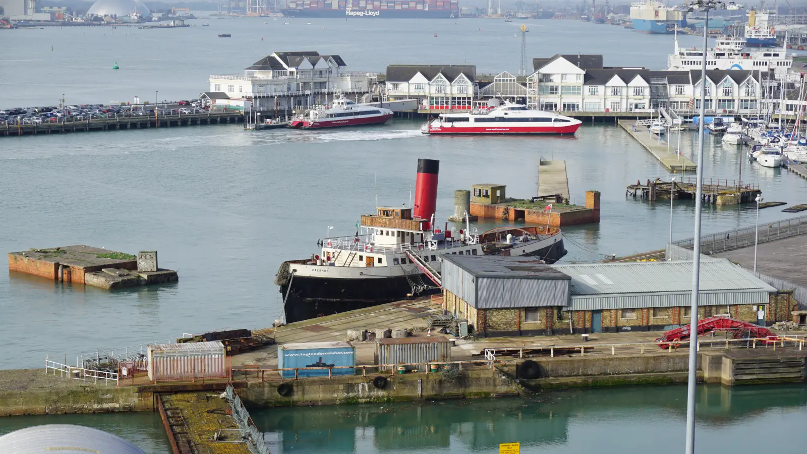 Widok na przystań promową w Southampton z szybkimi promami Red Jet. W tle prom samochodowy firmy Red Funnel.