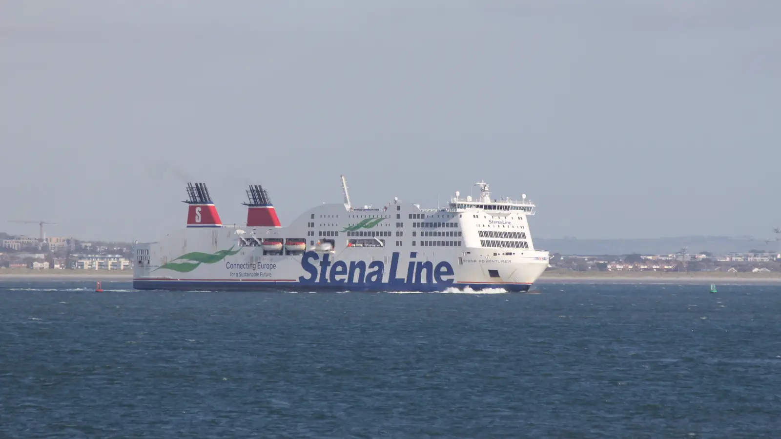Prom Stena Line Stena Adveturer wypływa z Dublina na trasie do Holyhead.