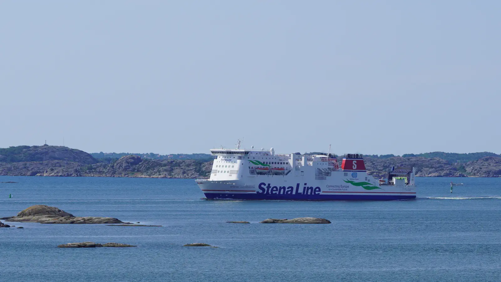 Statek Stena Jutlandica dociera do archipelagu u wybrzeży Göteborga przed wpłynięciem do portu.
