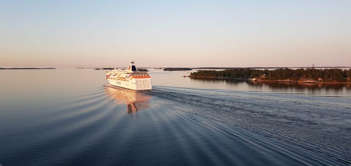 Prom Baltic Queen z Tallink Silja na trasie przez archipelag u wybrzeży Sztokholmu.