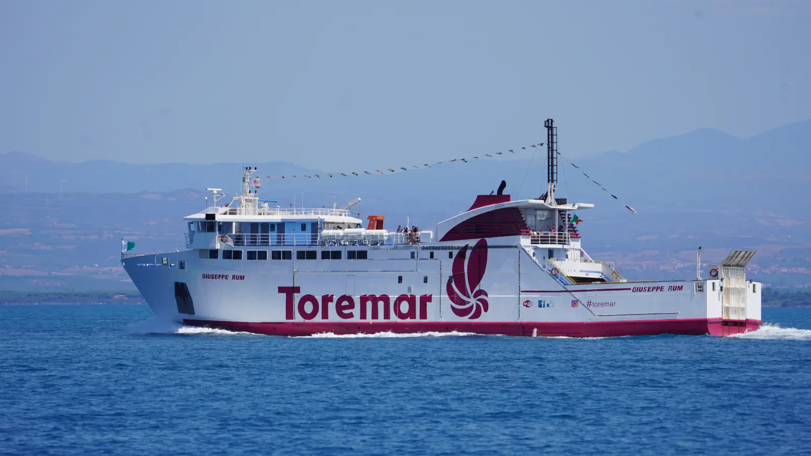 Prom Toremar Giuseppe Rum w drodze na wyspę Giglio.